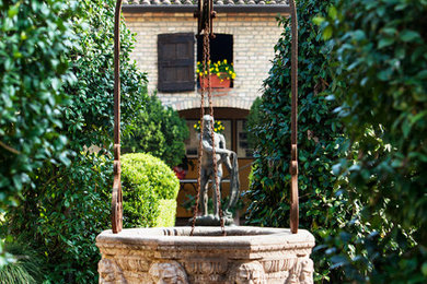 Imagen de jardín tradicional en patio con jardín francés y fuente