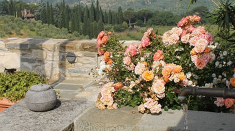 Fontanile con rose e vista su Firenze