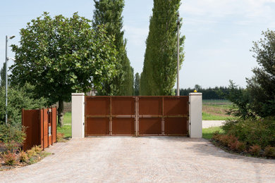Idee per un giardino industriale davanti casa con un ingresso o sentiero e pavimentazioni in pietra naturale