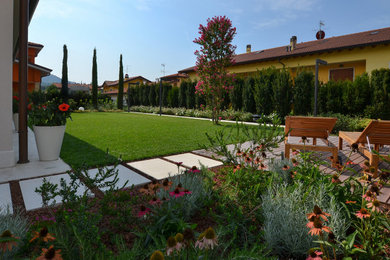 Ispirazione per un giardino formale contemporaneo di medie dimensioni con pavimentazioni in pietra naturale