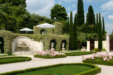 Geometrischer Klassischer Kiesgarten im Sommer mit Wasserspiel und direkter Sonneneinstrahlung in Mailand