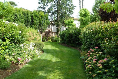 Idee per un giardino moderno di medie dimensioni e in cortile in primavera con un ingresso o sentiero