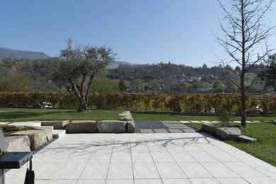 Immagine di un giardino formale minimalista di medie dimensioni con pavimentazioni in pietra naturale