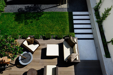Esempio di un piccolo giardino minimal esposto a mezz'ombra dietro casa in primavera con pavimentazioni in pietra naturale