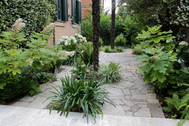 Esempio di un giardino contemporaneo esposto a mezz'ombra di medie dimensioni e dietro casa in estate con pavimentazioni in pietra naturale