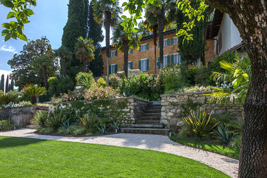 Ispirazione per un grande giardino country esposto in pieno sole in cortile in estate con pavimentazioni in pietra naturale