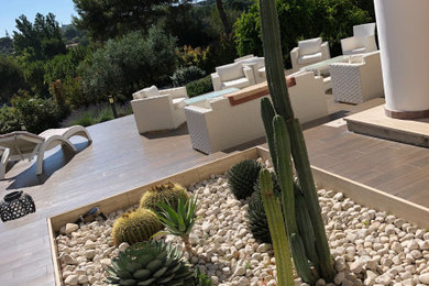 Foto di un giardino formale minimal esposto in pieno sole di medie dimensioni e davanti casa in estate con sassi di fiume