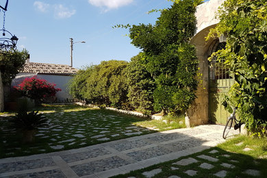 ローマにあるカントリー風のおしゃれな庭の写真