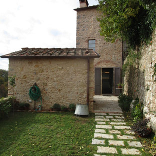 Immagine di un giardino country esposto a mezz'ombra con un ingresso o sentiero e pavimentazioni in pietra naturale