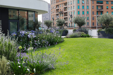 Ispirazione per un ampio giardino minimal esposto in pieno sole sul tetto