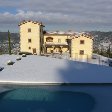 Veduta del giardino e piscina in inverno