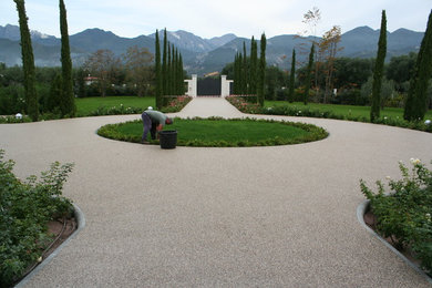 Klassischer Gartenweg mit Auffahrt und Natursteinplatten in Florenz