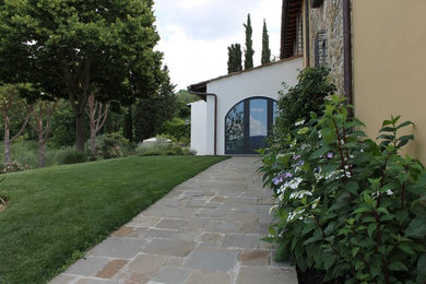 Immagine di un grande giardino country in ombra dietro casa in estate con pavimentazioni in pietra naturale e un ingresso o sentiero
