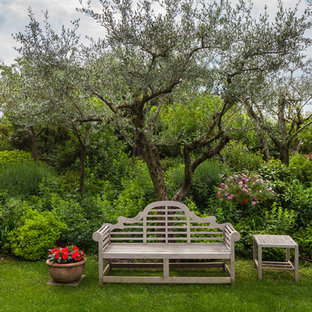 Esempio di un giardino country dietro casa