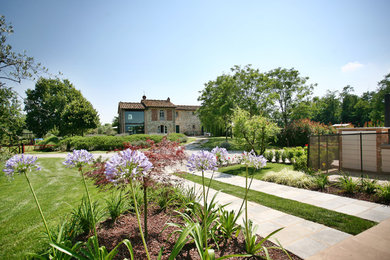 Modelo de jardín de estilo de casa de campo con jardín francés y adoquines de piedra natural