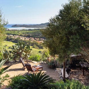 Idee per un giardino mediterraneo dietro casa con ghiaia