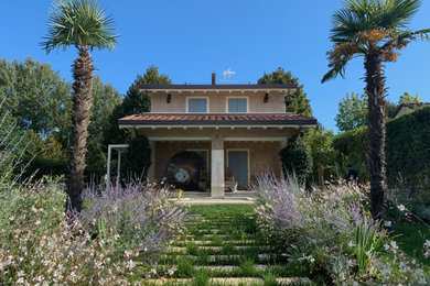 Ispirazione per un grande giardino shabby-chic style esposto in pieno sole davanti casa in primavera con fontane e pavimentazioni in pietra naturale