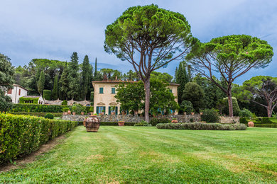 フィレンツェにある地中海スタイルのおしゃれな庭の写真