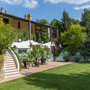 Esempio di un giardino mediterraneo esposto in pieno sole dietro casa con un giardino in vaso