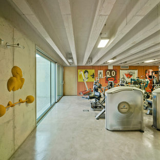 Immagine di una grande palestra multiuso contemporanea con pareti multicolore