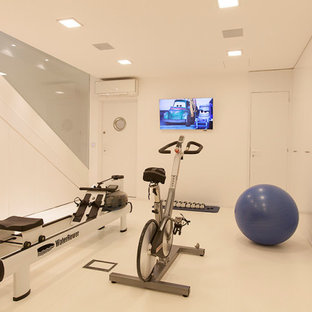 Immagine di una palestra multiuso minimal di medie dimensioni con pareti bianche, pavimento in linoleum e pavimento bianco