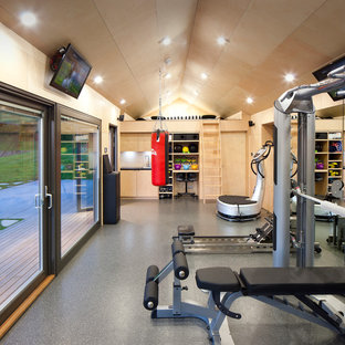 Foto di una grande palestra multiuso design con pavimento con piastrelle in ceramica e pareti beige
