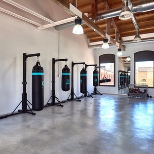 Ispirazione per un grande studio yoga industriale con pareti bianche, pavimento in cemento e pavimento grigio