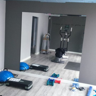 Multifunktionaler, Kleiner Klassischer Fitnessraum mit grauer Wandfarbe und gebeiztem Holzboden in Madrid