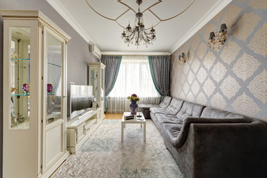 На фото: гостиная комната в стиле неоклассика (современная классика) с тюлем на окнах