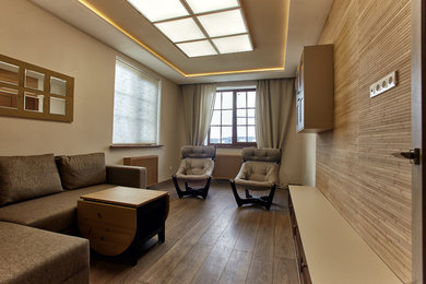 Стильный дизайн: изолированная гостиная комната среднего размера в стиле кантри с бежевыми стенами и телевизором на стене - последний тренд