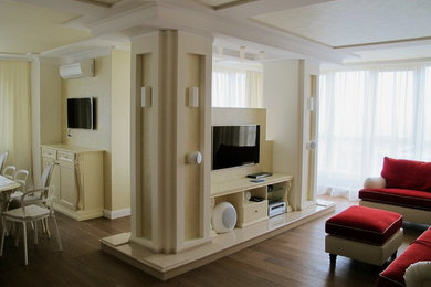 На фото: открытая гостиная комната среднего размера с бежевыми стенами, паркетным полом среднего тона и телевизором на стене