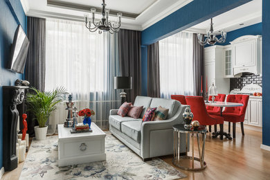 Offenes Klassisches Wohnzimmer mit blauer Wandfarbe, braunem Holzboden, TV-Wand und braunem Boden in Moskau
