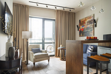 Foto de salón abierto actual con paredes beige, suelo de madera en tonos medios, televisor colgado en la pared y suelo beige