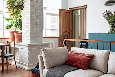 Источник вдохновения для домашнего уюта: гостиная комната среднего размера в стиле шебби-шик с белыми стенами, паркетным полом среднего тона, стандартным камином и коричневым полом