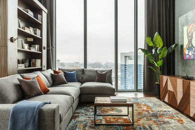 Стильный дизайн: открытая гостиная комната среднего размера в современном стиле с с книжными шкафами и полками, серыми стенами, ковровым покрытием и разноцветным полом без камина, телевизора - последний тренд