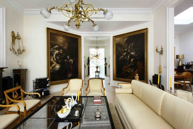 Свежая идея для дизайна: большая открытая гостиная комната в стиле неоклассика (современная классика) с желтыми стенами и светлым паркетным полом - отличное фото интерьера