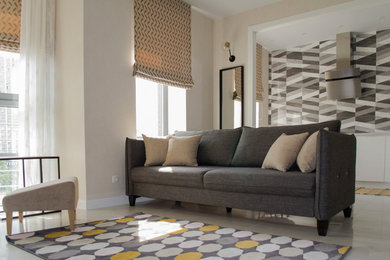 Imagen de salón nórdico pequeño con paredes beige, suelo de baldosas de porcelana, televisor colgado en la pared y suelo blanco