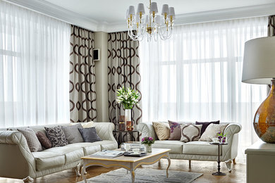 Idee per un soggiorno chic con sala formale, pareti beige, parquet chiaro e tappeto
