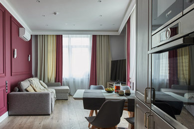 Свежая идея для дизайна: открытая гостиная комната среднего размера в стиле неоклассика (современная классика) с разноцветными стенами, полом из ламината и отдельно стоящим телевизором - отличное фото интерьера
