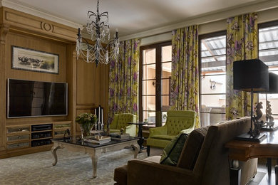 Пример оригинального дизайна: большая изолированная, парадная, объединенная гостиная комната в стиле неоклассика (современная классика) с телевизором на стене и ковровым покрытием