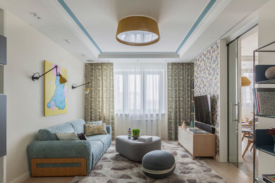 Ejemplo de salón cerrado escandinavo con suelo de madera clara, televisor colgado en la pared, suelo beige y cortinas