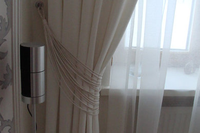 Свежая идея для дизайна: гостиная комната в стиле неоклассика (современная классика) - отличное фото интерьера