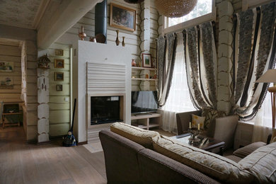 На фото: маленькая гостиная комната в стиле кантри с фасадом камина из камня и отдельно стоящим телевизором для на участке и в саду с