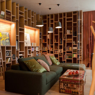 Modelo de sala de estar con biblioteca cerrada, actual, con suelo de madera clara