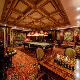 Modelo de sala de juegos en casa tradicional, grande, con paredes marrones y moqueta