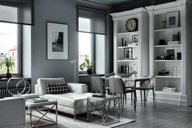 Diseño de salón actual con paredes grises, suelo de madera clara y suelo gris