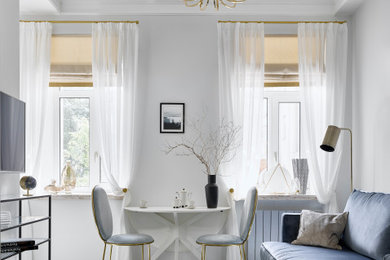 Стильный дизайн: маленькая изолированная, объединенная гостиная комната в современном стиле с белыми стенами, полом из керамогранита, телевизором на стене и белым полом - последний тренд