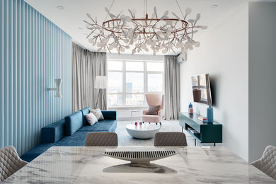 На фото: парадная гостиная комната в стиле неоклассика (современная классика) с телевизором на стене с