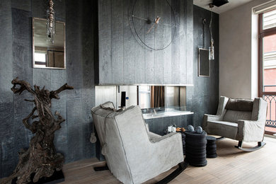 Diseño de salón abierto contemporáneo con paredes negras, suelo de madera en tonos medios, chimenea de doble cara, marco de chimenea de madera y suelo beige