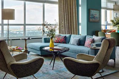 Источник вдохновения для домашнего уюта: парадная, открытая гостиная комната в современном стиле с синими стенами и темным паркетным полом